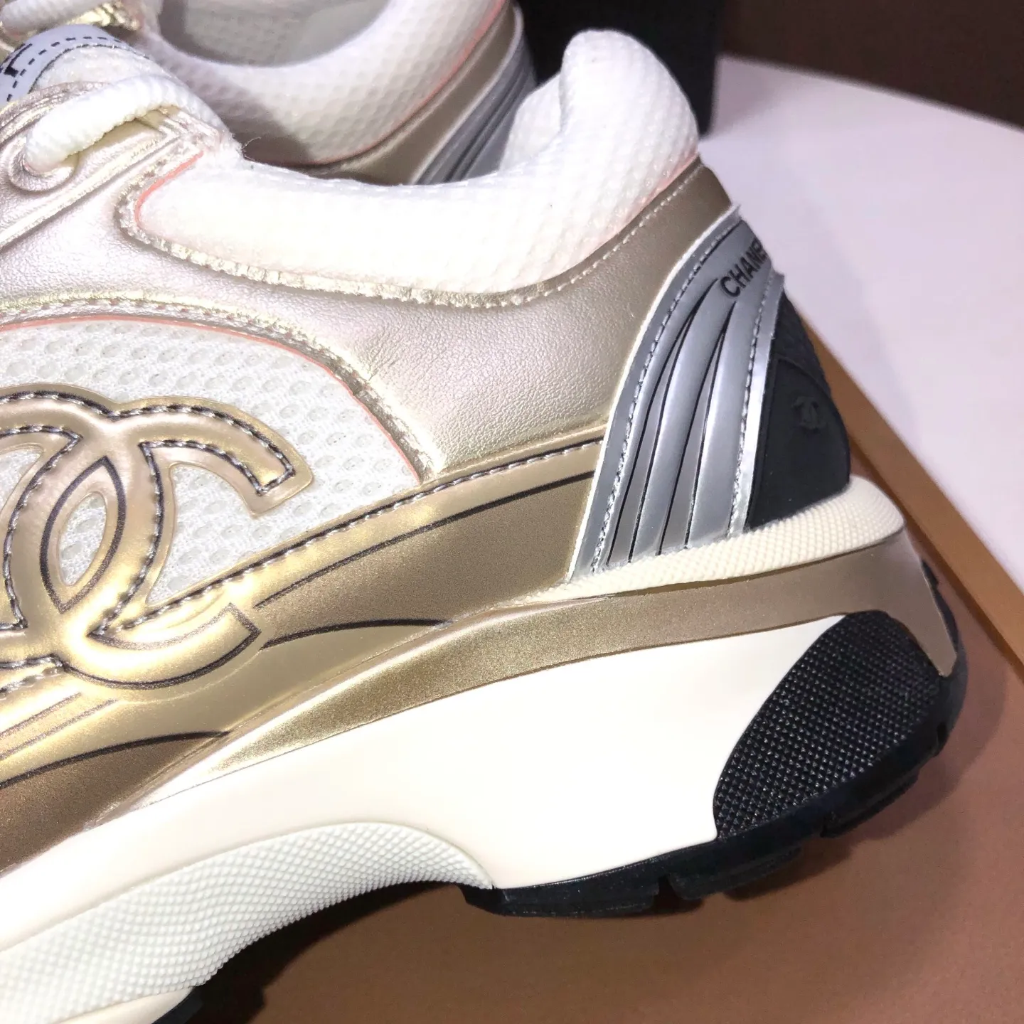 Men's shoes💰600💰【CHANEL】(Chanel couple's model)👩‍❤️‍💋‍👨The latest all-season shoes🔥🔥The ultimate derivative model. Not only are you more fashionable on your feet, but wearing flat shoes can also lengthen your overall body shape ~ "Features" The simple upper is paired with conspicuous small fragrant cloth strips, which is fashionable and high-end. 💕💕Selected Chanel fabric for the upper, comfortable and soft fabric lining available in 5 colors 🐎Size: (women's 35-39, customized 40. Men's 38-44, customized 45)